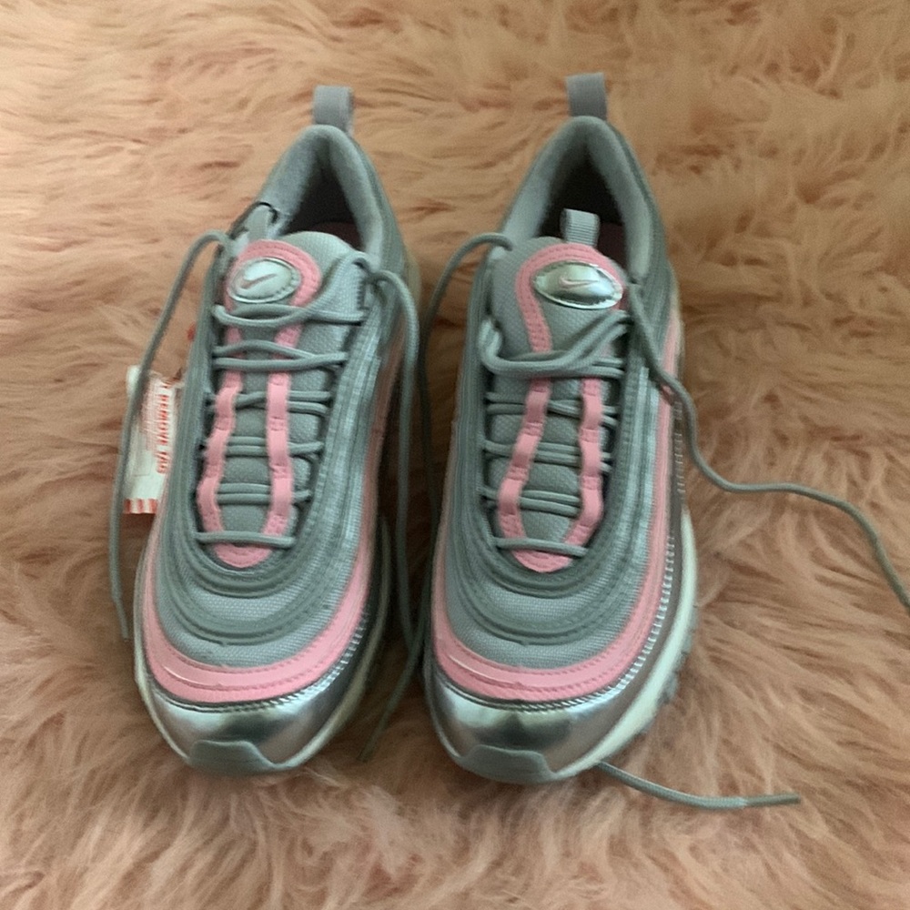 These shoes were perfect for back to school. Very good condition. Size 5.5 in gs